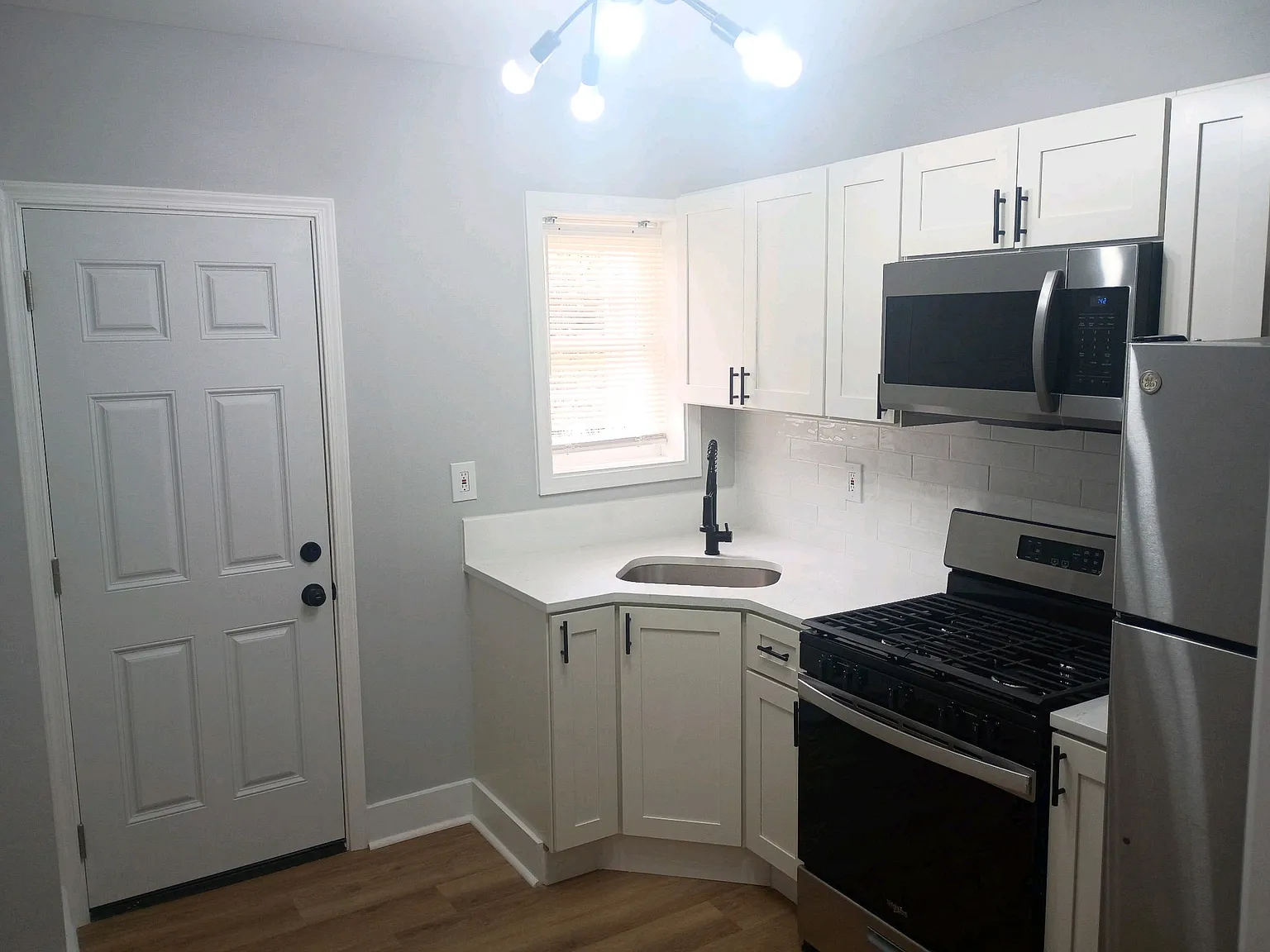 3 bed, 1.5 bath, 1100 sqft, $2,200 — Photo 1