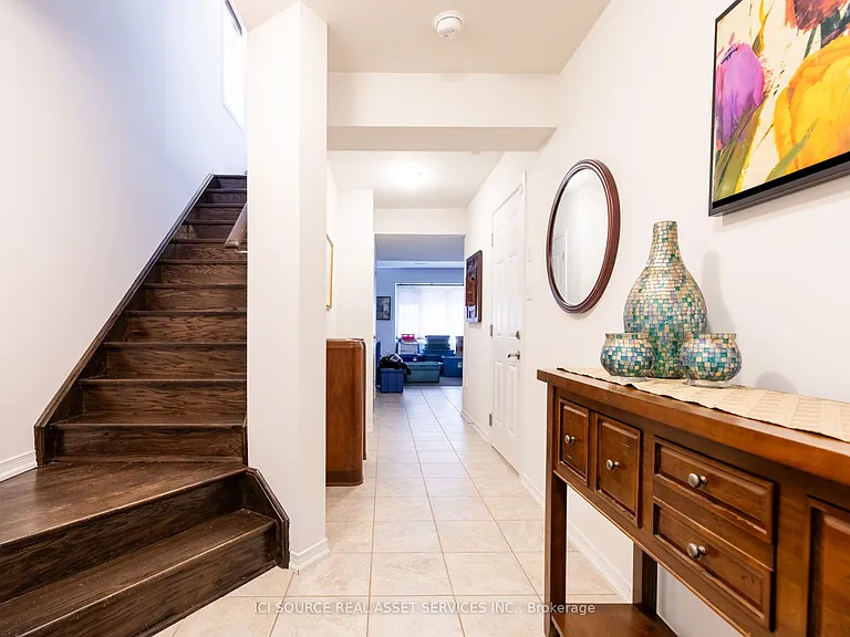 1352 Coleman Cres — Photo 2