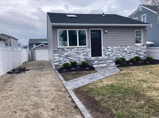 7 Gibbs Rd, Amityville, NY 11701