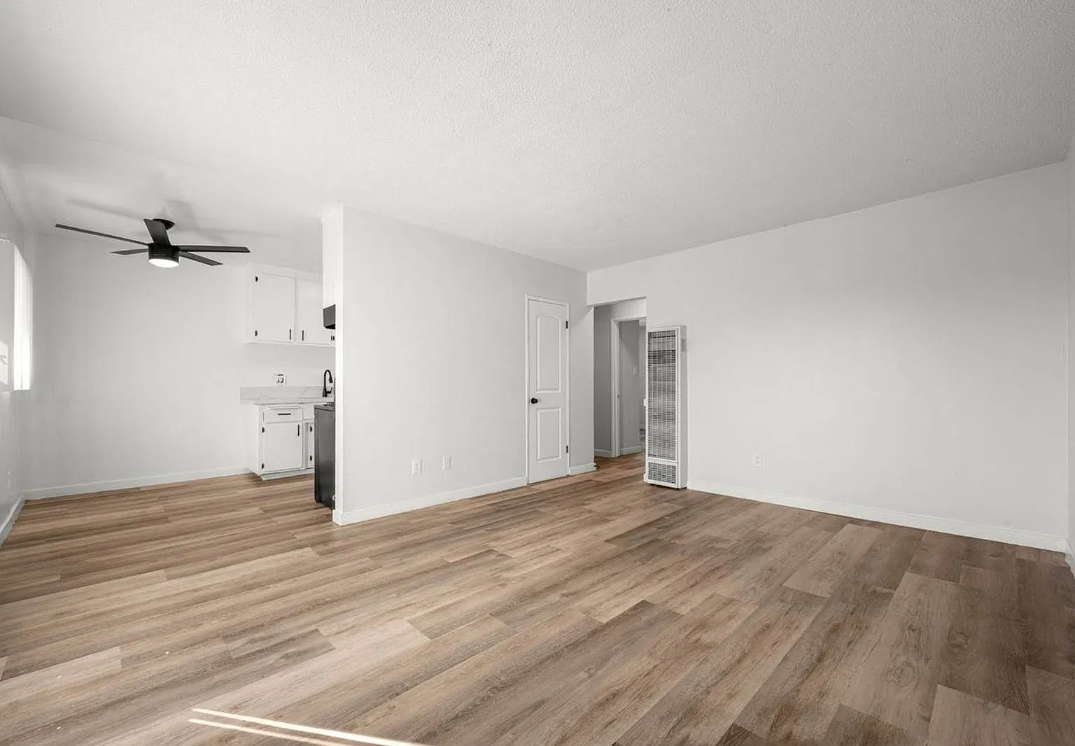 2 bed, 1.0 bath, 875 sqft, $1,842 — Photo 2