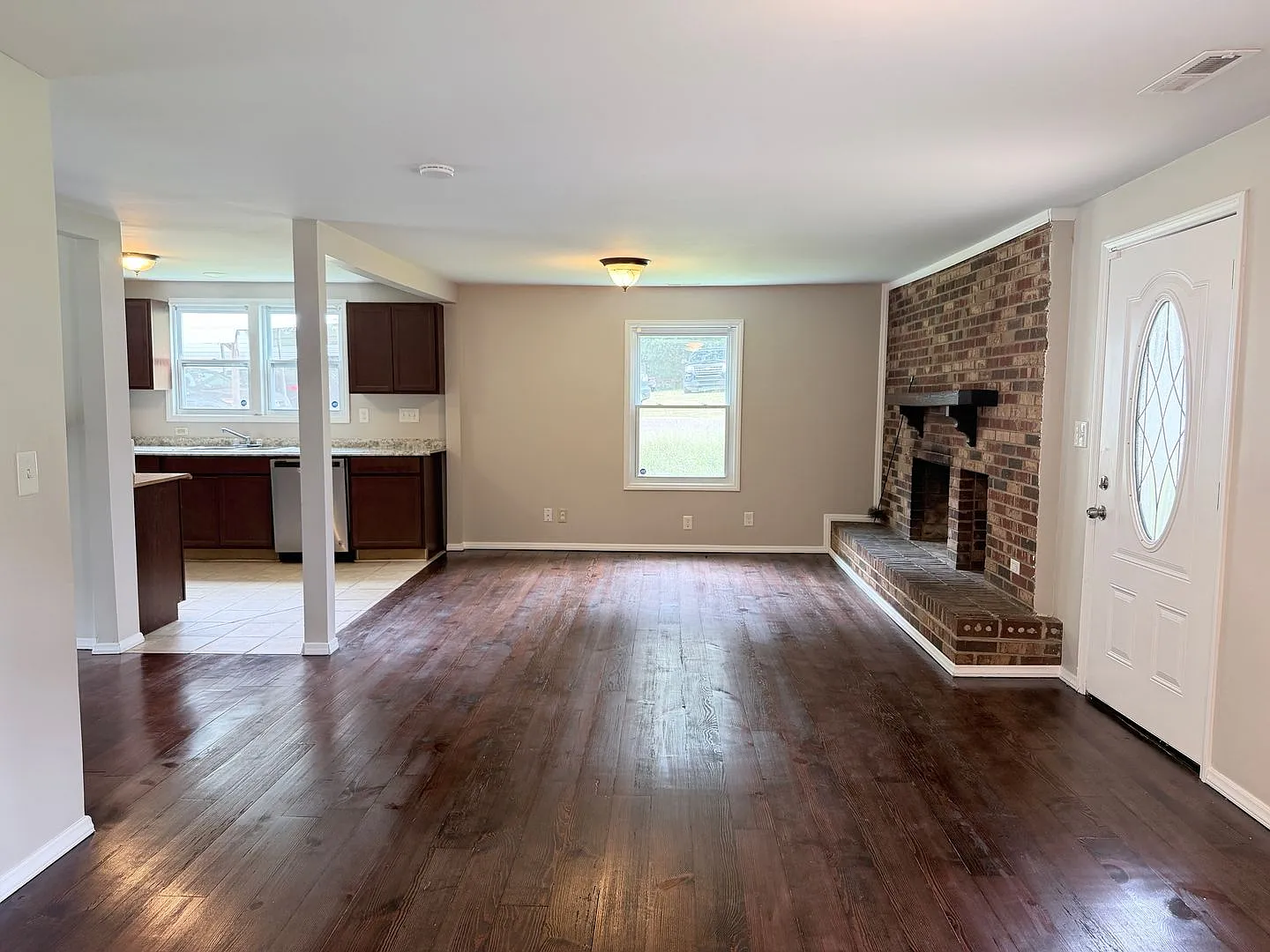 3 Bed/2 Bath Single Family Home — Photo 2