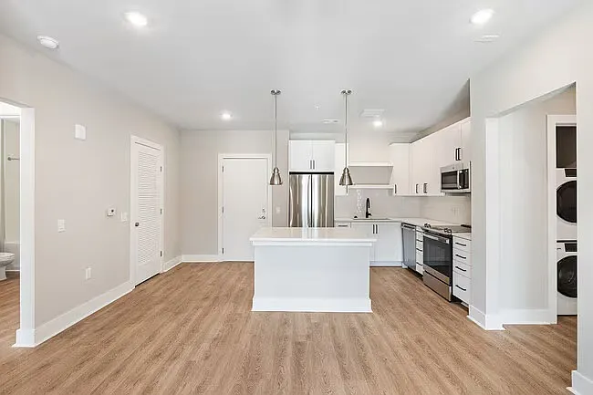 400 E Broad St — Photo 7