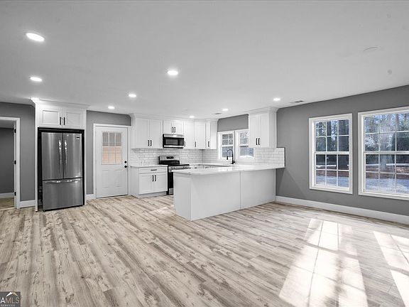 4th image of 404 Walker Dr