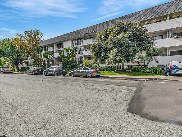 837 N West Knoll Dr #205 — Photo 4