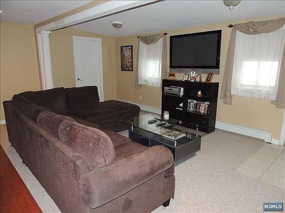 5th image of 73 Sullivan Dr