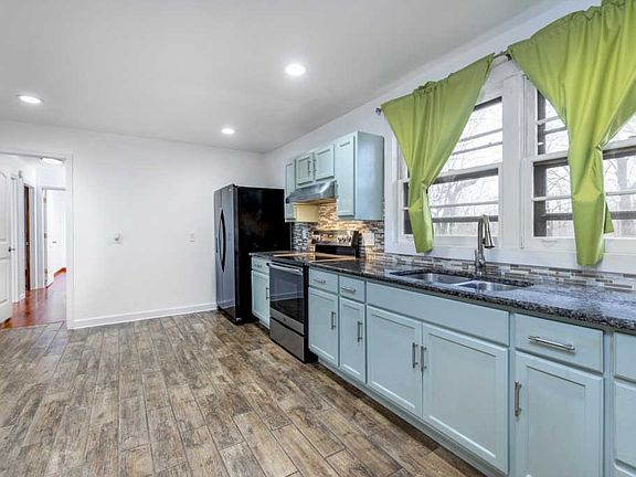 5th image of 321 Honeyhill Dr
