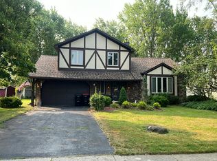 5 Bridlepath Ln, Lancaster, NY 14086