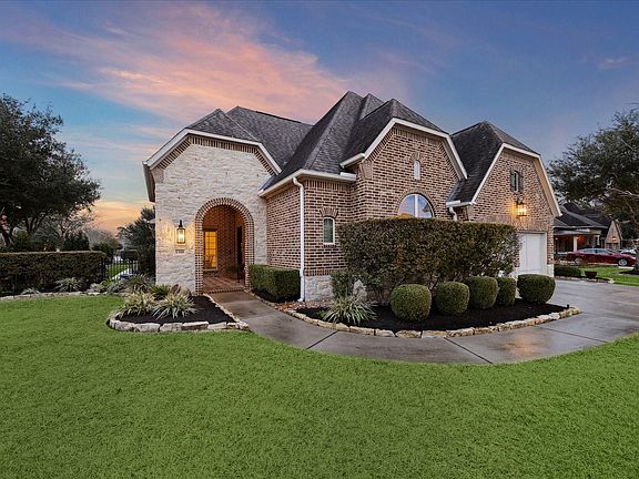 3rd image of 1318 Blantyre Way