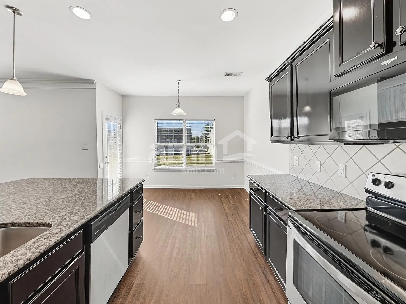 4 bed, 2.5 bath, 2472 sqft, $2,405 — Photo 4