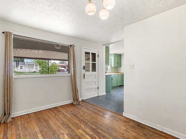 1136 S Adell Ave — Photo 11