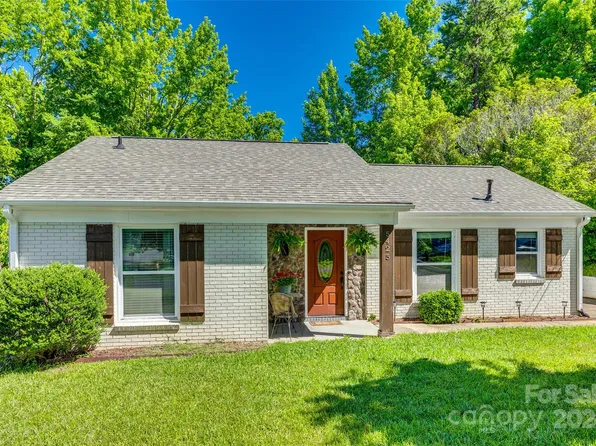 5425 Larkhull Dr, Charlotte, NC 28216