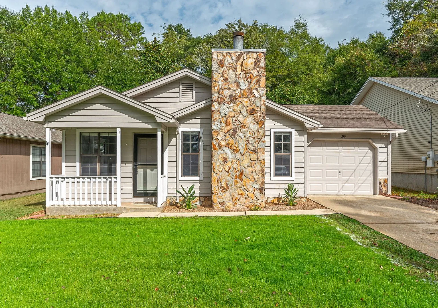 Updated Home in Prime Niceville Location! — Photo 1