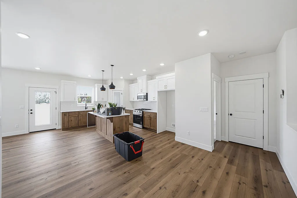 6 bed, 2810 sqft, $2,950 — Photo 3