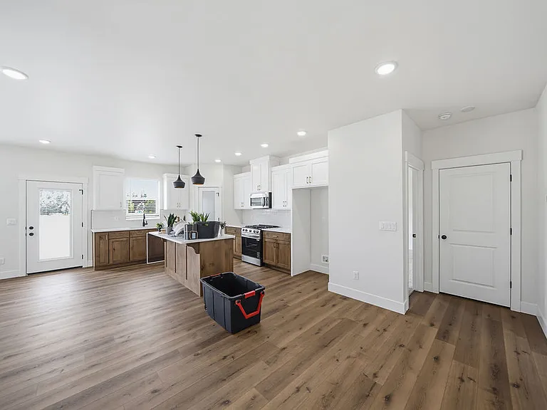 435 E River Ln — Photo 3