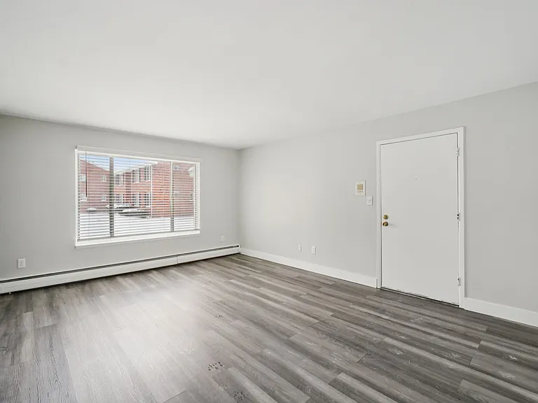 Cherry Hill Village Apartments - Dearborn Heights, MI — Photo 23