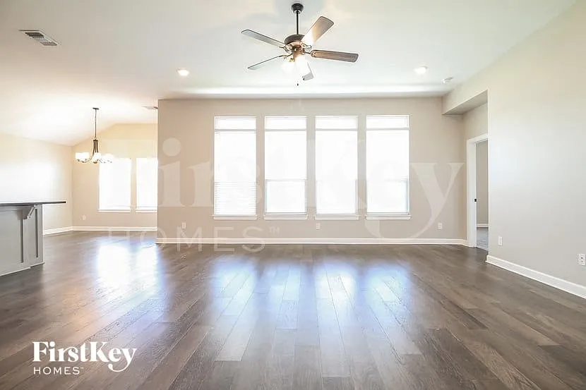 3 bed, 2.0 bath, 2109 sqft, $2,645 — Photo 2