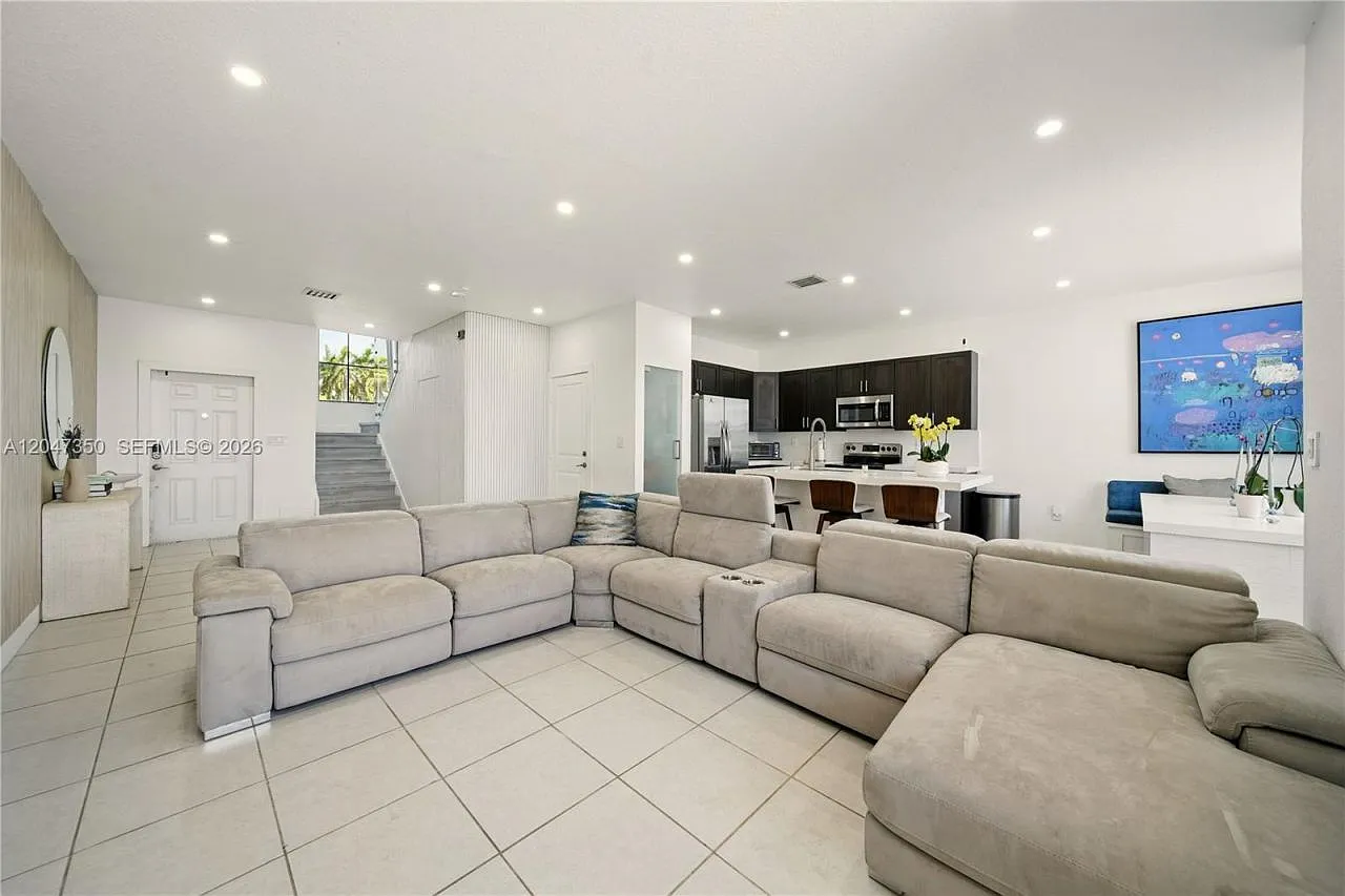 3 bed, 2.5 bath, 1544 sqft, $3,500 — Photo 3