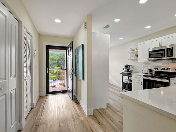 5th image of 29 Stratford Lane #F