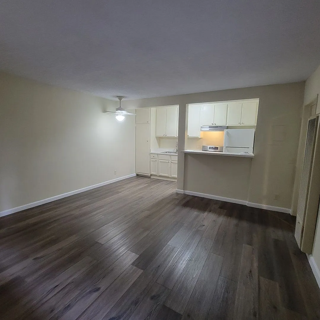 37 unit building close to CSUN! — Photo 2