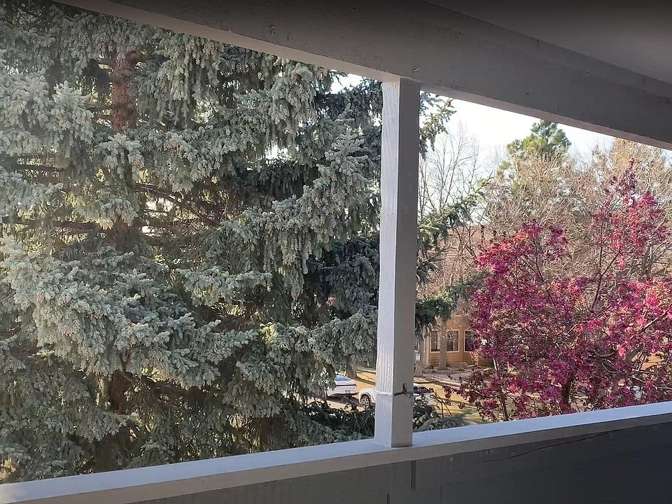 Top unit with a beautiful private balcony! The previous tenants miss the balcony the most