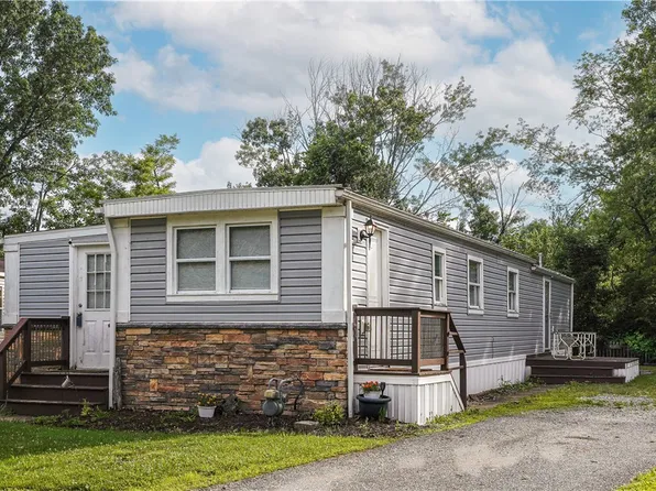 26 Circle Dr, Finleyville, PA 15332