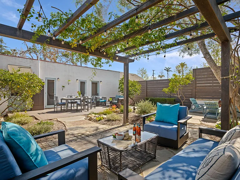 224 W Cota St — Photo 5