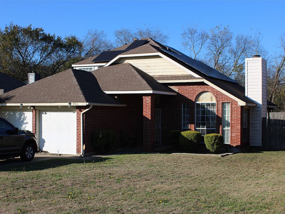 1st image of 806 Clover Hill Ln