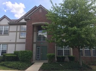 1669 Carlemont Dr APT B, Crystal Lake, IL 60014