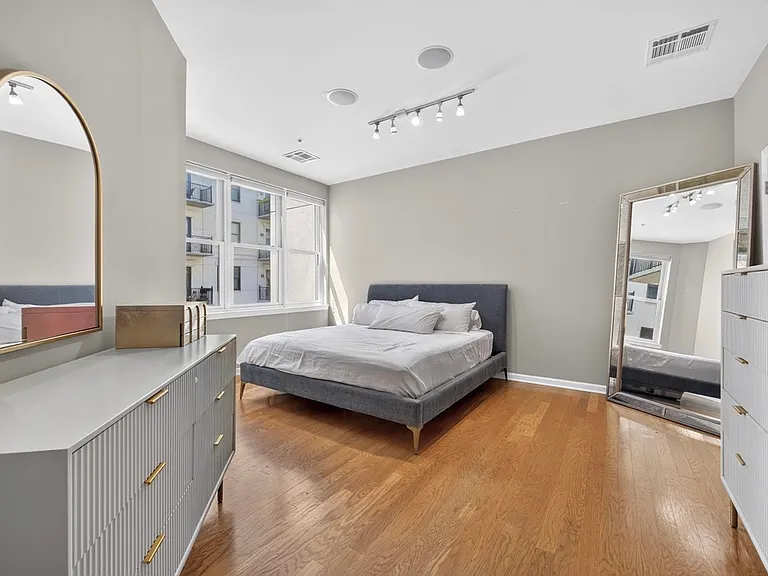 1200 Grand St #429 — Photo 11