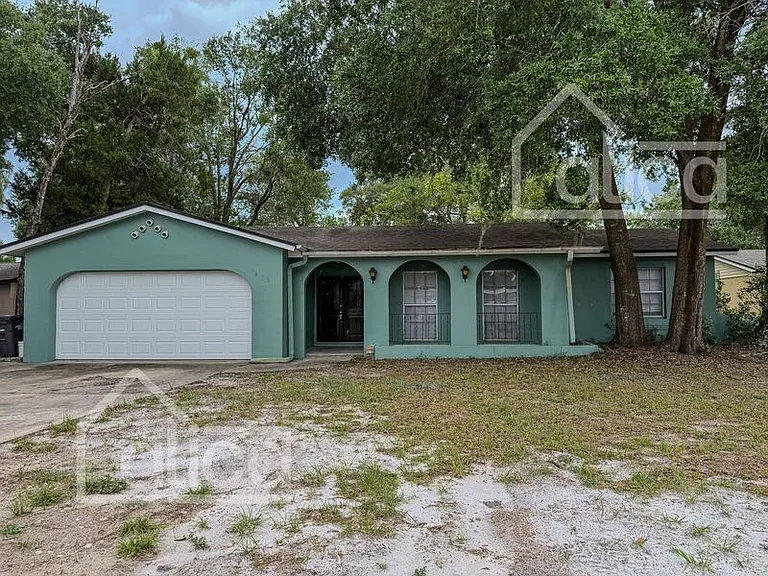 858 Bishop Dr — Photo 2