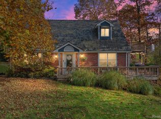 3895 Lakeview Blvd, Orchard Lake, MI