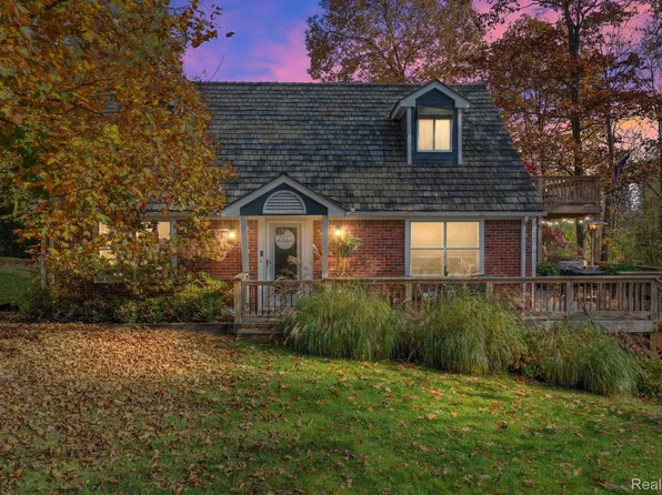 3895 Lakeview Blvd, Orchard Lake, MI 48324
