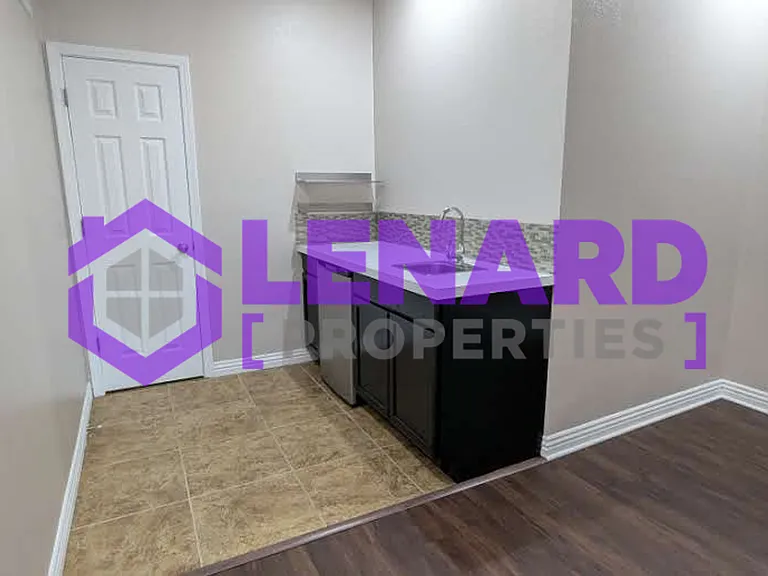 2406 Colton — Photo 7