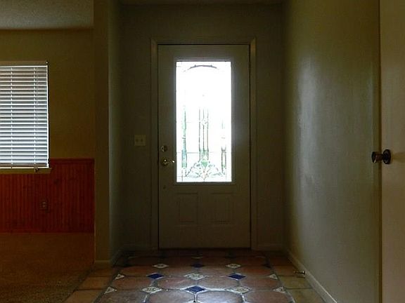 3rd image of 912 Kiowa Dr