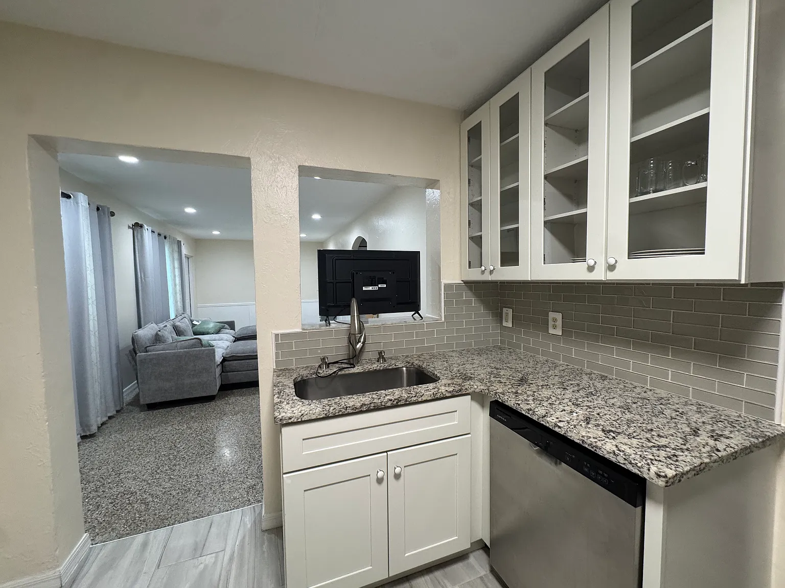 2 bed, 900 sqft, $2,250 — Photo 3