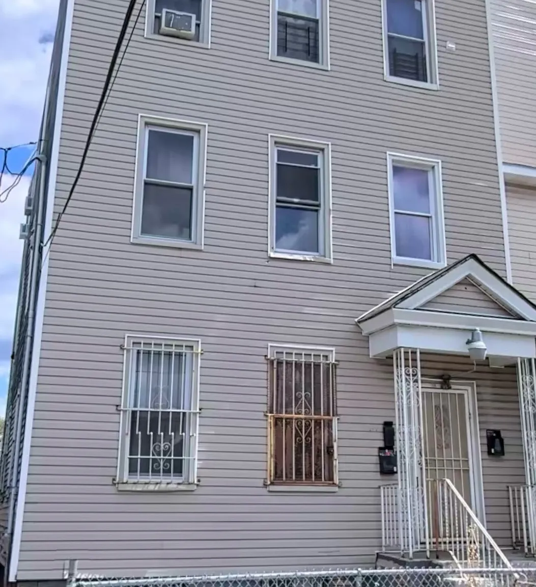 3 bed, $2,200 — Photo 1