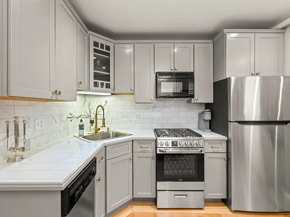 8 Phillips St #1, Boston, MA 02114