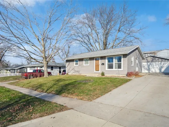 940 Hillview Dr, Marion, IA 52302