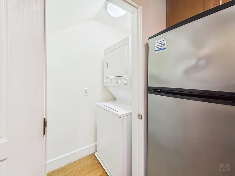 711 W 32nd St — Photo 135