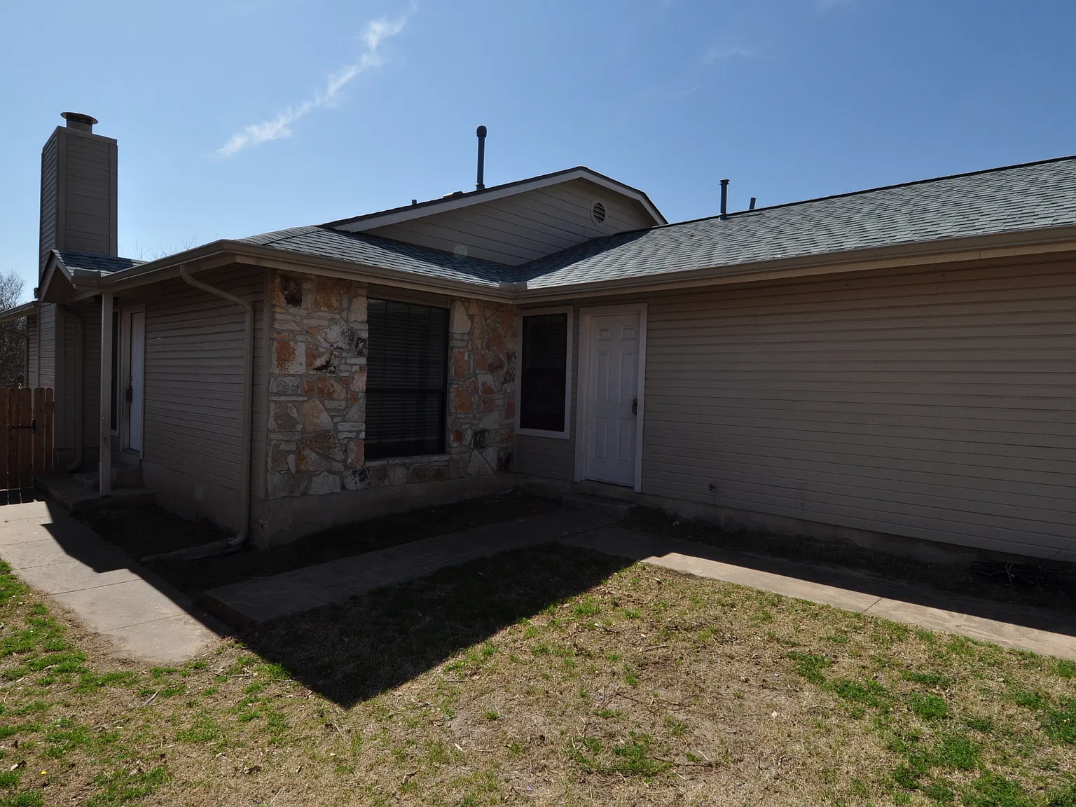 3 bed, 968 sqft, $1,350 — Photo 2