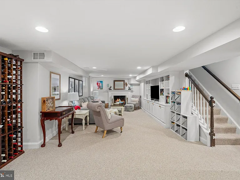 610 Crestwood Dr — Photo 25