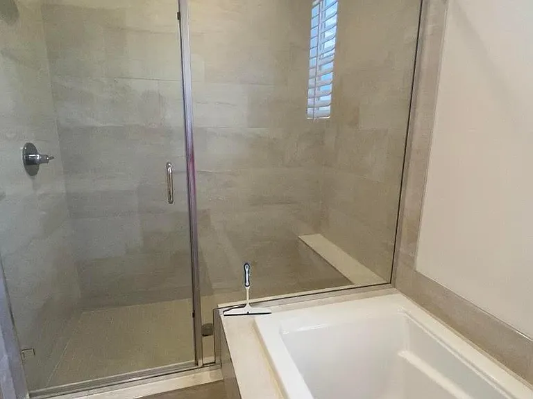 Main Bedroom Shower and Tub
