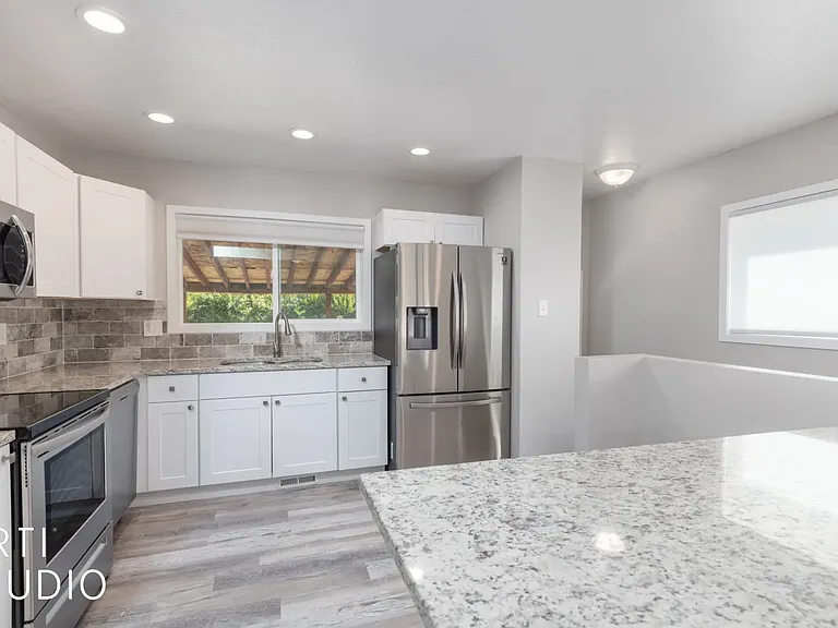 846 E McFarland St — Photo 3
