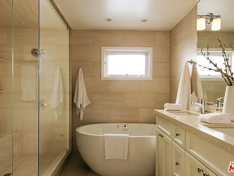 1744 N Doheny Dr — Photo 14