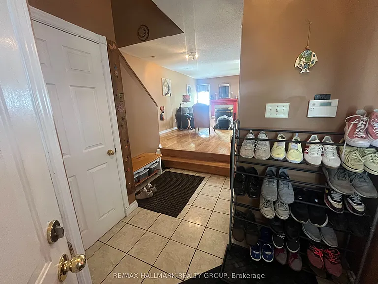 827 Como Cres — Photo 4