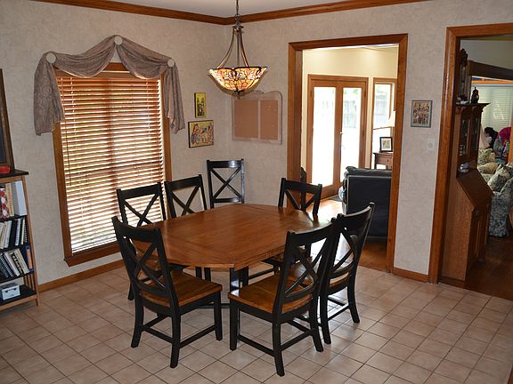 kitchen eating area