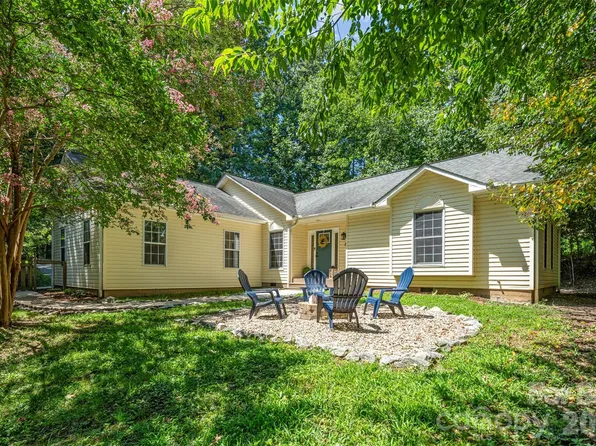 55 Greenwood Acres Dr, Mills River, NC 28759