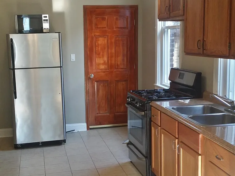 1109 N Wood St #2F — Photo 5