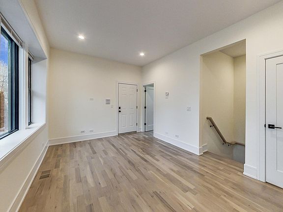 2nd image of 2551 W Hirsch St #1C
