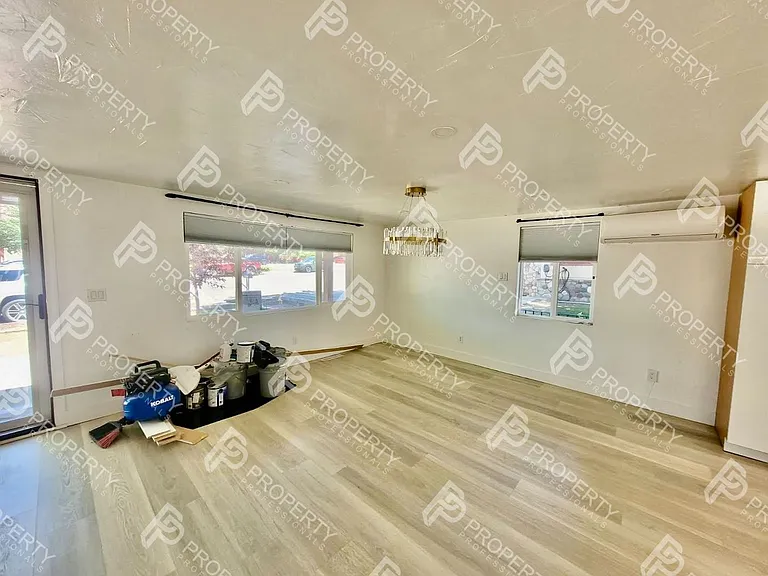 221 W 5th St — Photo 4